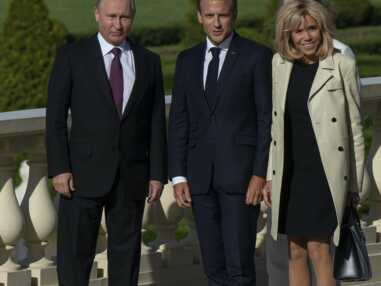 PHOTOS - Brigitte Macron renoue avec les robes courtes à son arrivée en Russie