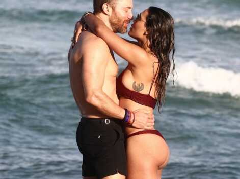 PHOTOS– David Guetta et sa compagne super sexy en bikini : le couple très amoureux à la plage