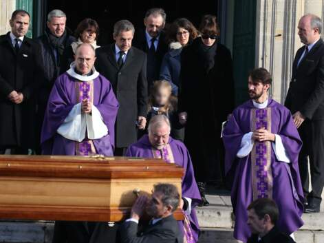 Nicolas Sarkozy entouré de ses proches aux obsèques de sa mère Andrée