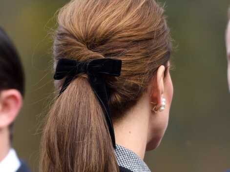 PHOTOS - Kate Middleton très élégante en manteau gris et queue-de-cheval
