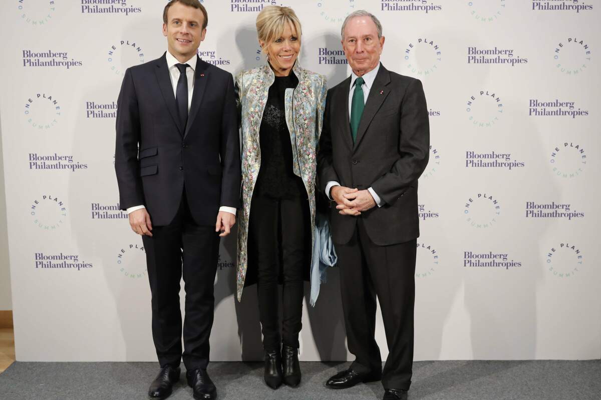 Brigitte Macron porte son manteau Louis Vuitton en plusieurs