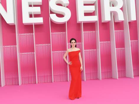Michelle Dockery fatale en rouge sur le pink carpet de Canneseries