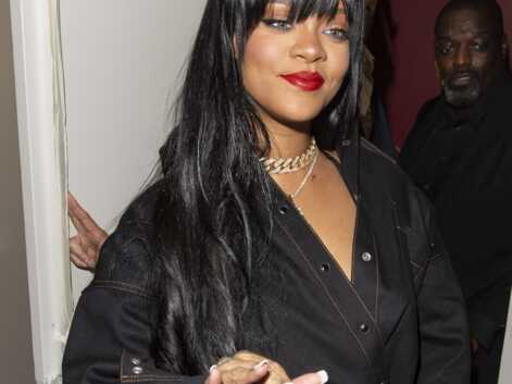 PHOTOS - Rihanna craque pour une frange et les cheveux longs