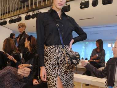 Iris Mittenaere ose la jupe léopard fendue et les tresses plaquées à la Fashion week milanaise