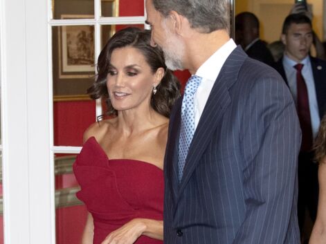 PHOTOS - Le look osé de la reine Letizia d’Espagne, elle vampe son mari Felipe