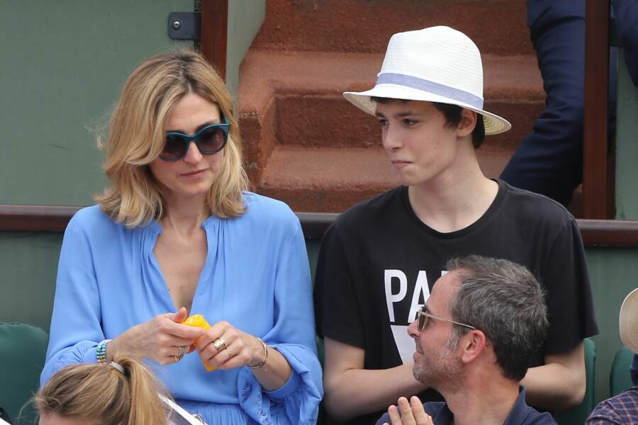 Qui Sont Les Fils De Julie Gayet PHOTOS – Julie Gayet, son fils et Woody Harrelson à Roland Garros - Gala