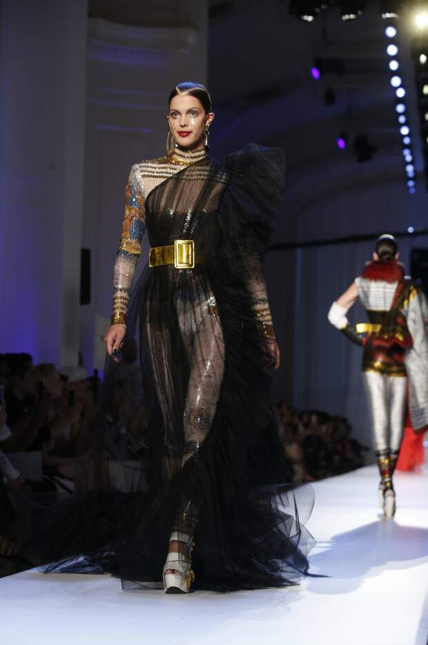 Photos : Iris Mittenaere en robe transparente chez Jean Paul Gaultier