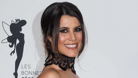 Karine Ferri adopte le tie and dye blond pour sa nouvelle émission