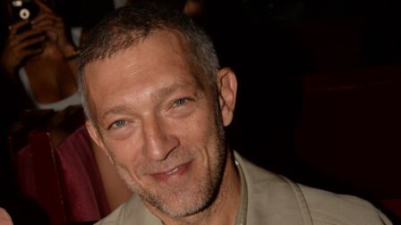 À 51 ans, Vincent Cassel, en maillot de bain flashy affiche un corps de