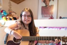 The Voice Kids 5 La Petite Emma Chante Pour Oublier La Maladie Selon Ses Parents Qui Se Confient Apres Sa Bouleversante Prestation Gala