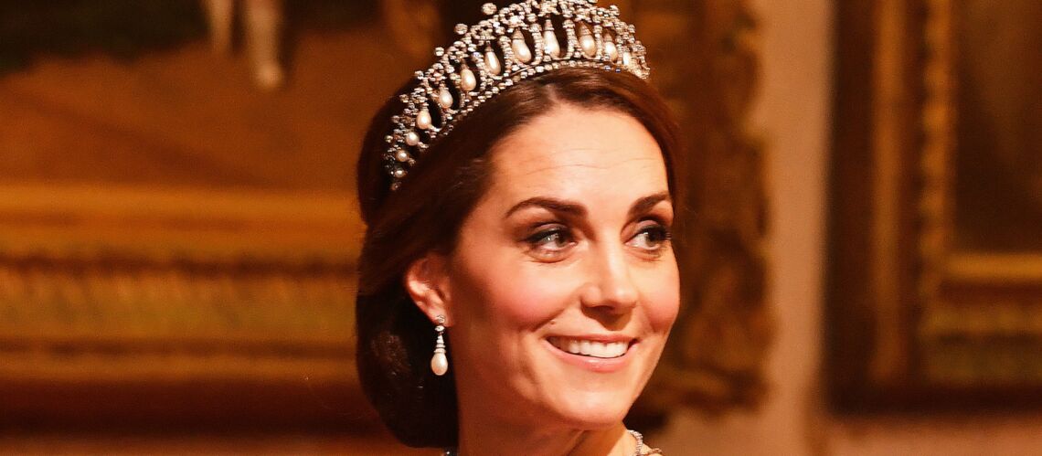 Kate Photos De Middleton Bal – Une BleueLes Dans Amincie Très Robe NnPOX8w0k