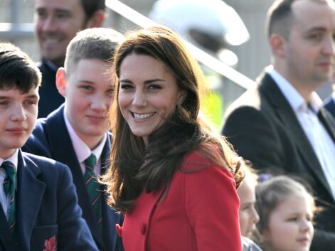 PHOTOS - Kate Middleton sublime en manteau rouge Carolina Herrrera pour une visite surprise à Belfast