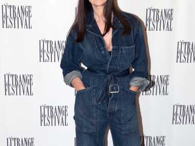 PHOTOS - Monica Bellucci, ultra glamour en combinaison en jean à la Mostra de Venise