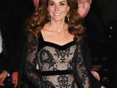 PHOTOS - Kate Middleton sublime dans une toute nouvelle robe en dentelle Alexander McQueen et des escarpins Jimmy Choo.