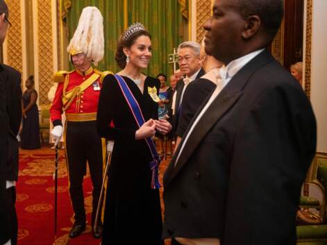 PHOTOS - Kate Middleton glamour dans une robe en velours Alexander McQueen