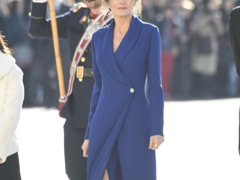 PHOTOS - Letizia d'Espagne dévoile ses jambes dans une sublime robe bleue fendue