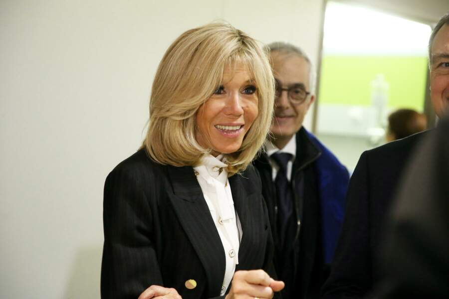 Brigitte Macron a opté pour un look classique en noir et blanc pour le lancement de la 31ème édition de l'opération Pièce Jaunes au Centre Hospitalier Régional d'Orléans le 8 janvier 2020.