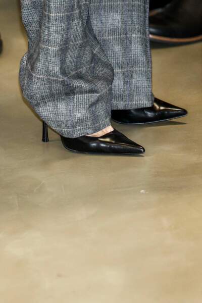 La reine Letizia d'Espagne opte aussi pour un pantalon flare.