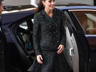 PHOTOS - Kate Middleton en ensemble en tweed et jupe courte