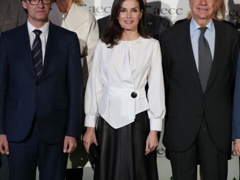 Letizia d'Espagne chic en jupe en cuir et une blouse asymétrique