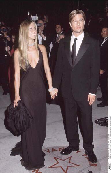 Jennifer Aniston sublime avec un décolleté plongeant accompagnée de Brad Pitt pour la soirée Vanity Fair Oscar Party en l'an 2000