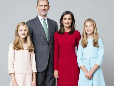 PHOTOS - La reine Letizia sublime aux côtés des princesses Leonor et Sofia sur les nouveaux portraits officiels