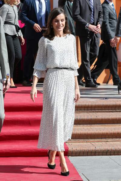 Letizia d'Espagne porte des escarpins noirs ouverts sur le talon, signé Carolina Herrera. La reine d'Espagne est apparue dans un total look 'black and white' à Huelva le 14 février 2020