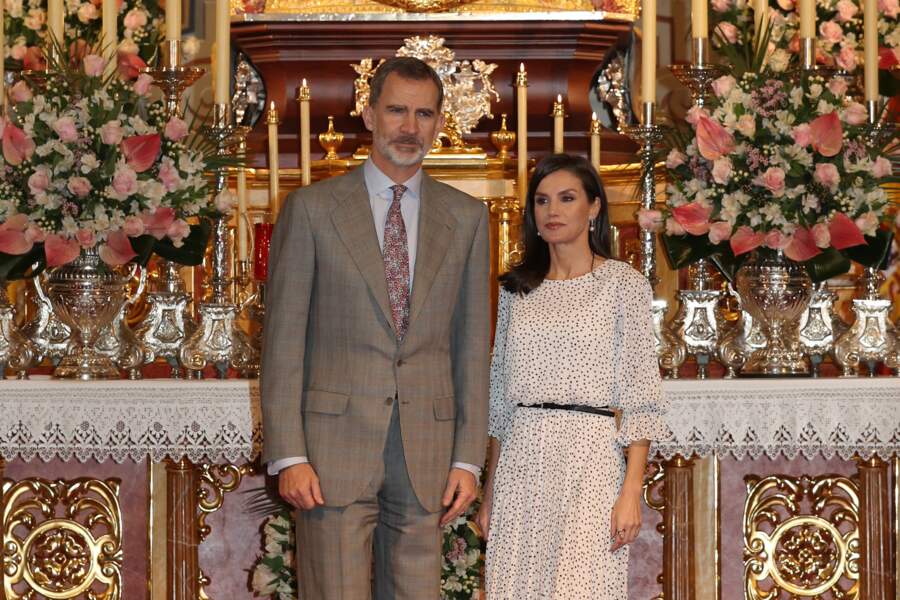 La reine Letizia d'Espagne porte une jolie robe blanche à pois noirs pour la visite de l'église Notre-Dame-de-l'Assomption le 14 février 2020. La robe fluide est ceinturée à la taille ce qui lui donne un look assez moderne
