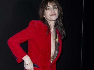PHOTOS - Charlotte Gainsbourg en costume androgyne chic à la Fashion Week de Paris