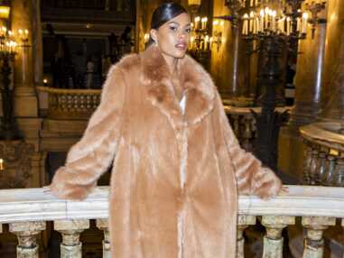 PHOTOS - Tina Kunakey en manteau de fausse-fourrure à la Fashion Week
