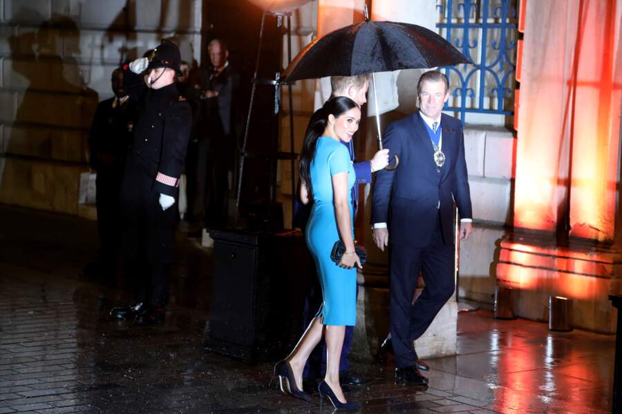 PHOTOS - Meghan Markle Soigne Son Retour ! Sublime En Robe Bleue ...