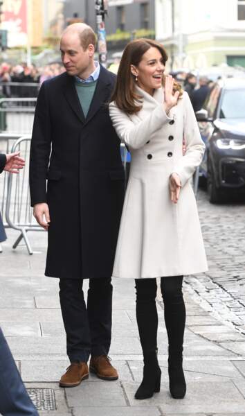 Le prince William et Kate Middleton, se rendent dans un organisme de bienfaisance en santé mentale au Temple Bar à Dublin le 4 mars 2020. La duchesse porte un long manteau blanc déjà vu puisqu'elle le possède depuis 12 ans. Il vient de chez Reiss.