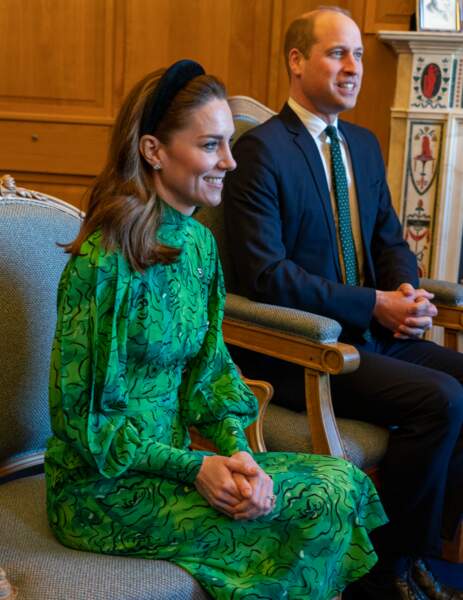 La duchesse de Cambridge porte une robe verte d'Alessandra Rich valant plus de 1900 euros. La princesse a fait poser des boutons semblables à ceux de son manteau. 