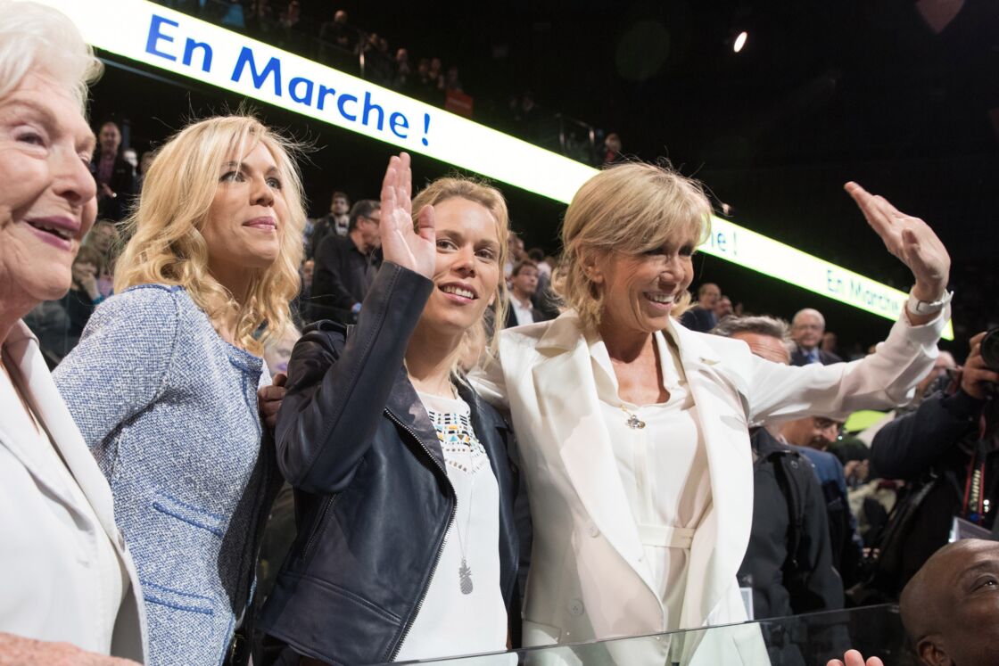 Brigitte Macron avec ses filles Laurence et Tiphaine, lors d'un meeting d'Emmanuel Macron, encore candidat à la présidentielle, en avril 2017.