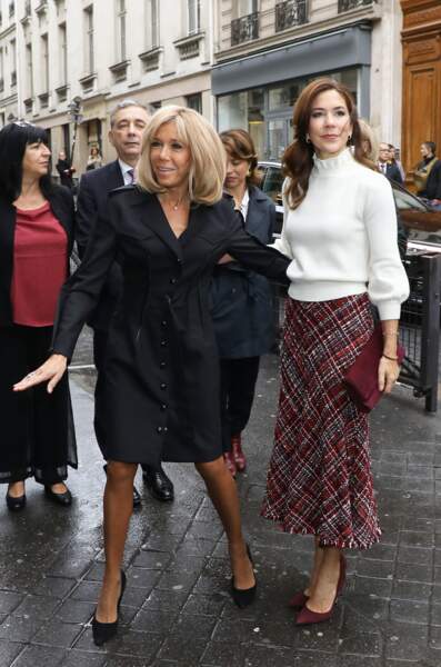 La princesse Mary de Danemark et Brigitte Macron, lors de la visite de la cité scolaire Alphonse de Lamartine à Paris, le 9 octobre 2019