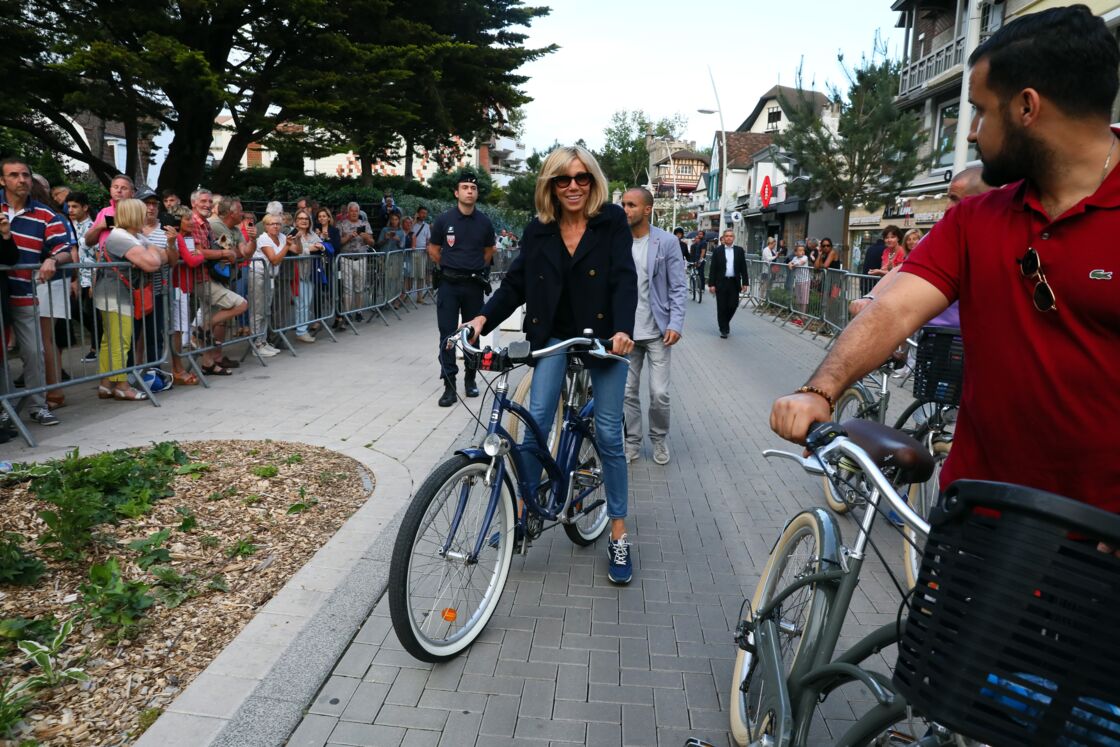 Brigitte Macron fait du Vélo. Sebastien Valiela / Bestimage