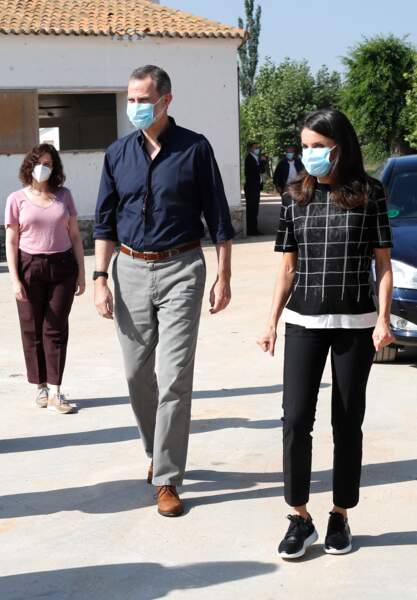 Felipe VI et Letizia d'Espagne ont visité ce 3 juin 2020 une ferme à San Martín de Valdeiglesias près de Madrid. Pour l'occasion, la reine portait des baskets.