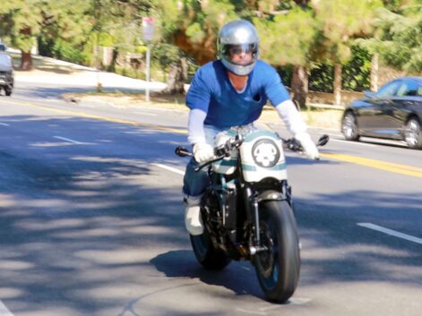 PHOTOS - Brad Pitt se rend en moto chez Angelina Jolie