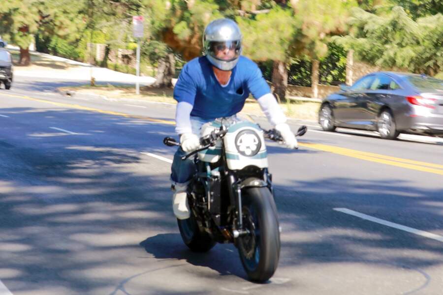 PHOTOS - Brad Pitt se rend en moto chez Angelina Jolie - Gala