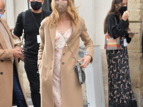 Looks à la loupe - Osez l'association robe en dentelle et manteau camel comme Natalia Vodianova