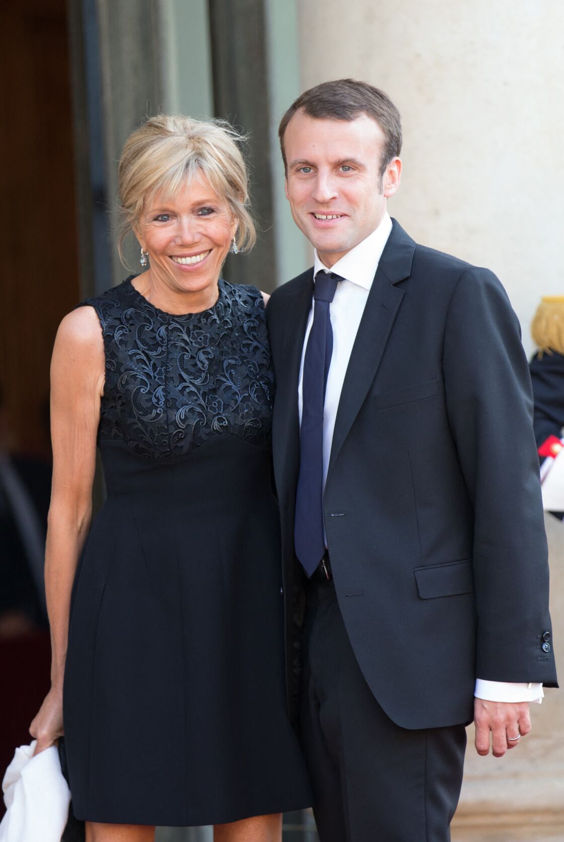 En 2015, Brigitte et Emmanuel Macron sont conviés à l'Elysée par François Hollande. L'ancienne professeure de lettres est déjà pleine d'ambition pour son mari. L'année suivante, ce dernier annoncera sa candidature à l'élection présidentielle.