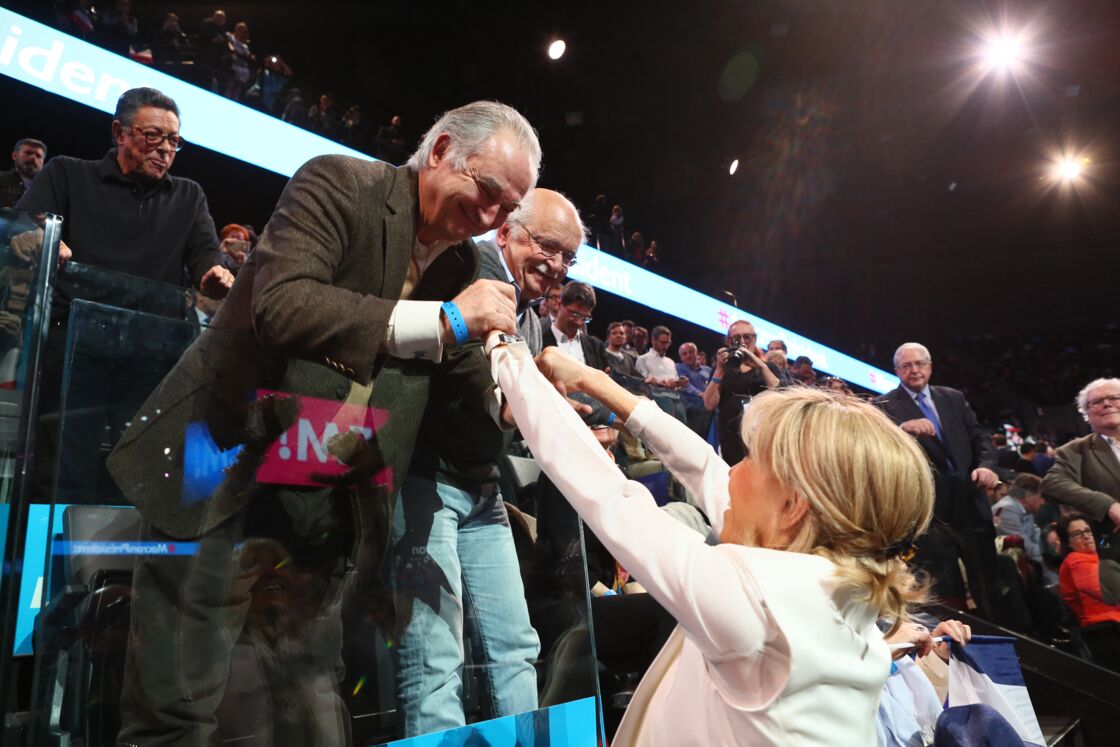 Brigitte Macron salue Jacques Attali, soutien d'Emmanuel Macron, lors du meeting organisé à l'AccorHotels Arena à Paris, en avril 2017.