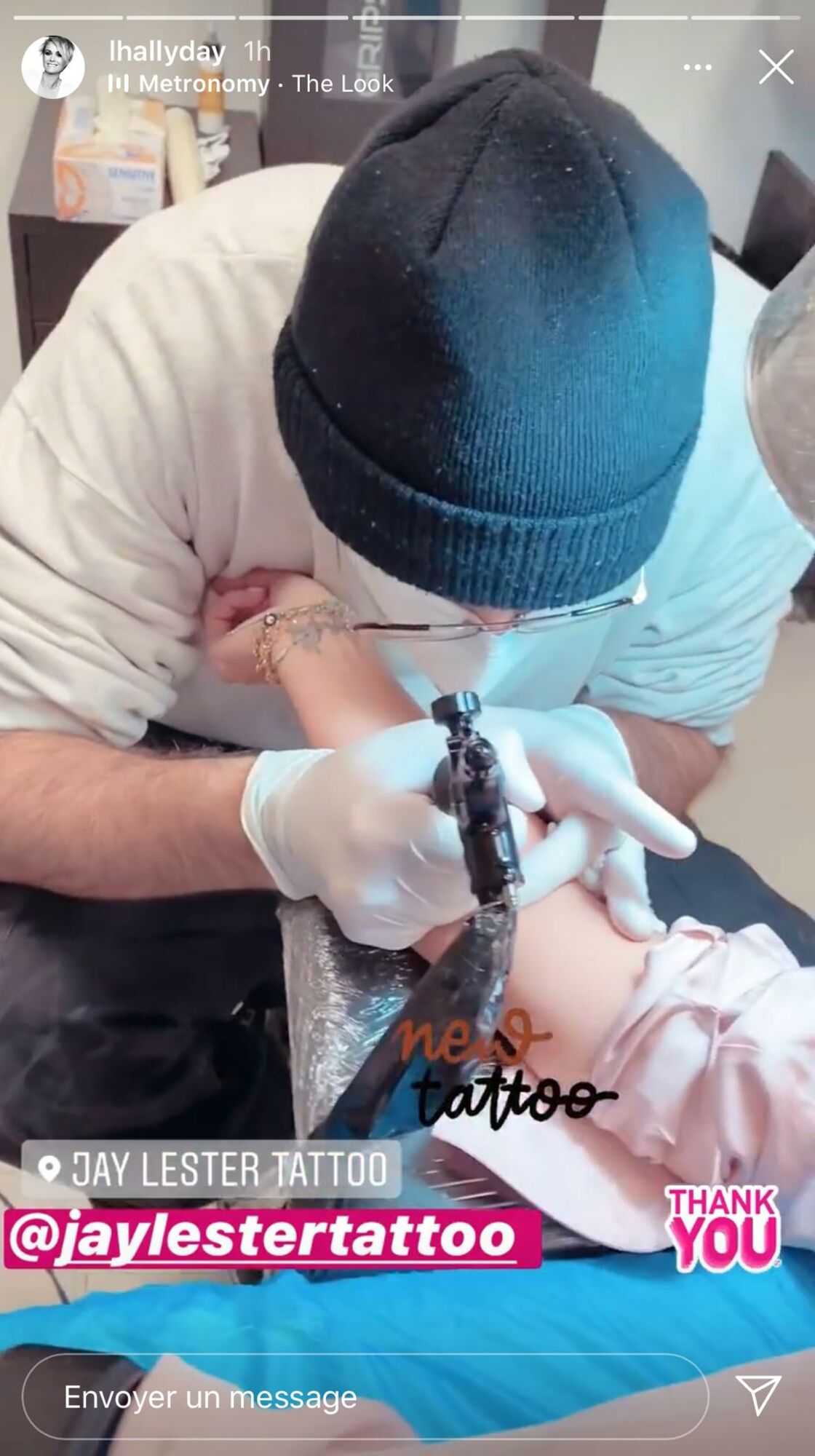Laeticia Hallyday se fait tatouer le poignet. | Photo : Story Instagram / lhallyday