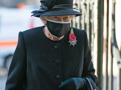 PHOTOS - Elizabeth II élégante et raffinée pour sa 1ère sortie officielle avec le masque