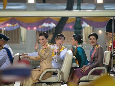 PHOTOS - Le roi de Thaïlande heureux entouré de sa femme... et sa maîtresse