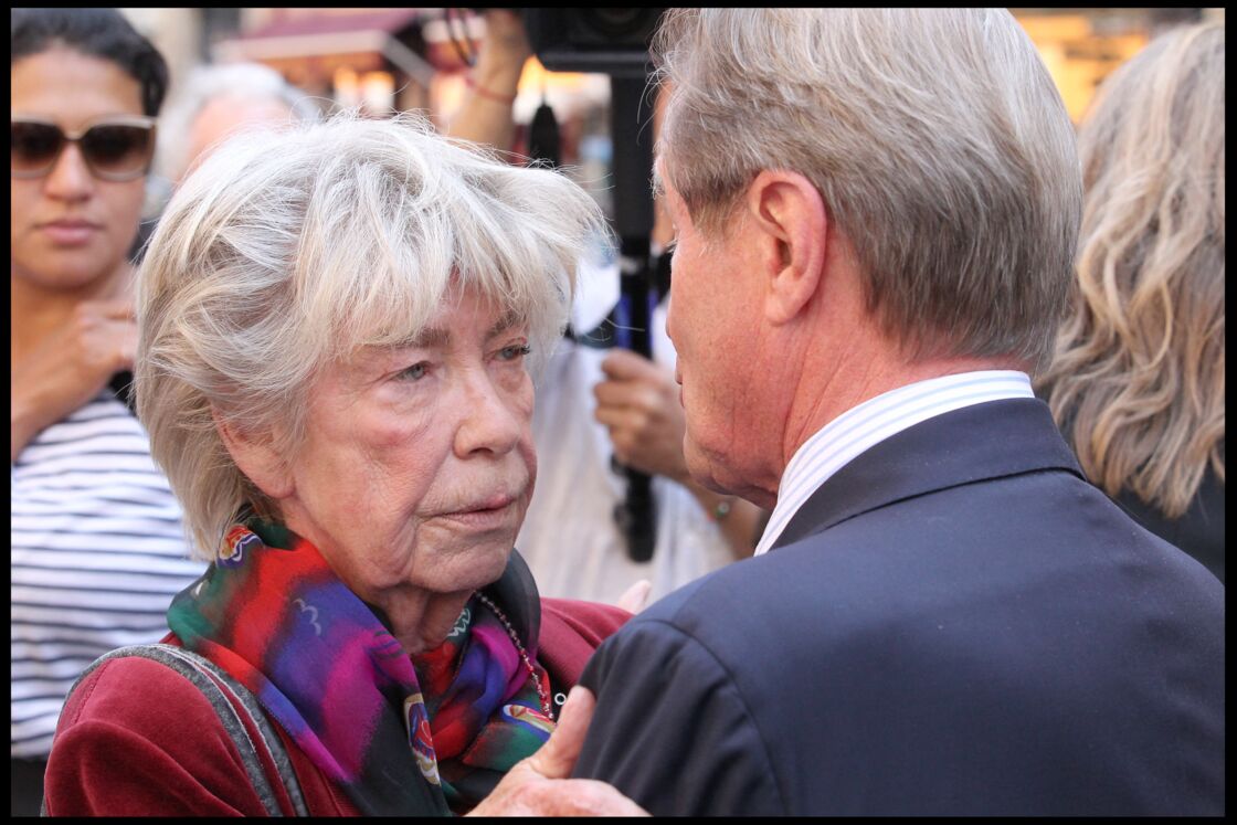 Evelyne Pisier salue Bernard Kouchner, le père de ses trois enfants, à l'occasion d'un hommage à Marie-France Pisier, à l'église Saint-Roch à Paris, en 2011.