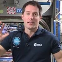 PHOTO - Thomas Pesquet: L'astronaute montre les alliances ...