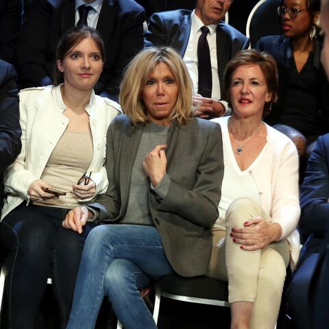 Exclu Gala Brigitte Macron En Retrait Pas De Selfies Ou De Photos La Compagne D Emmanuel Macron Se Fait Discrete Gala