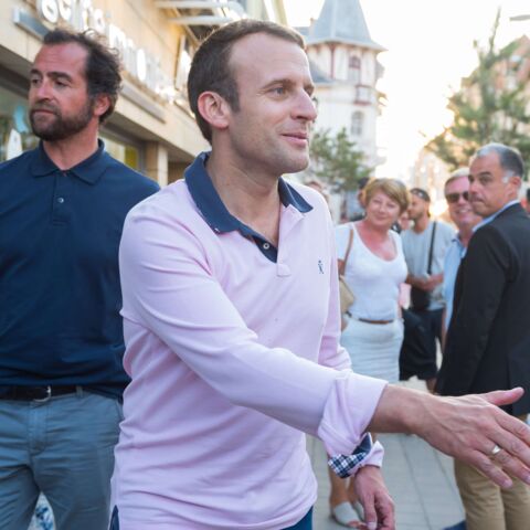 PHOTOS – Emmanuel Macron : polo à longues manches, jean, short blanc