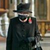 La reine Elizabeth II assise seule aux obsèques du prince Philip : l’image s’annonce déchirante - Gala